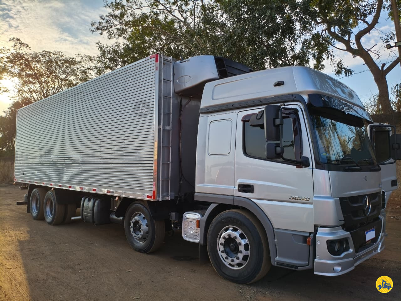 CAMINHAO MERCEDES-BENZ MB 3030 Baú Frigorífico BiTruck 8x2 Ebenezer Caminhões e Carretas CAPAO BONITO SÃO PAULO SP